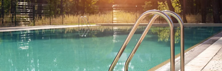 Apertura primaverile della piscina: come riaprire la piscina all'aperto dopo l'inverno.