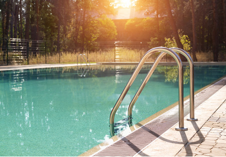 Apertura primaverile della piscina: come riaprire la piscina all'aperto dopo l'inverno.