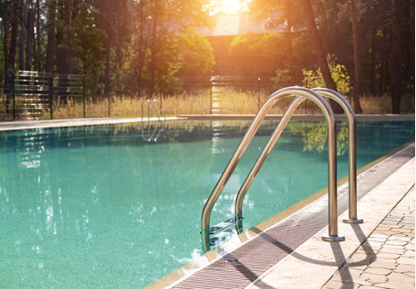 Apertura primaverile della piscina: come riaprire la piscina all'aperto dopo l'inverno.