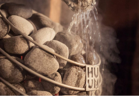 È possibile versare acqua su una stufa elettrica per sauna? Uso corretto ed errori comuni