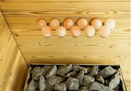I benefici del sale himalayano nella sauna e come utilizzarlo al suo interno.