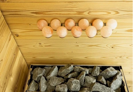 I benefici del sale himalayano nella sauna e come utilizzarlo al suo interno.