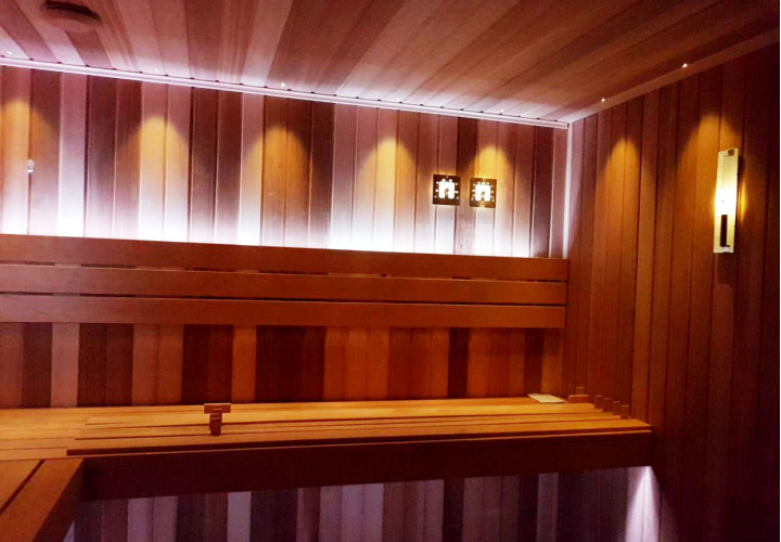 Sauna con legno di ontano e cedro canadese