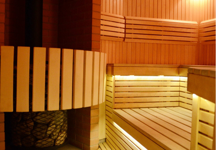 Sauna tradizionale con stufa a legna