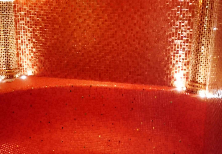 Bagno turco con panche a L