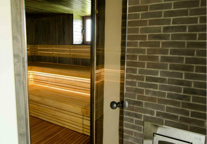 Sauna con interni e finestra dai toni scuri