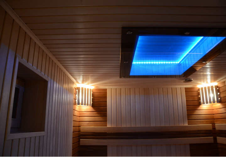 Sauna con stufa a legna e soffitto in vetro