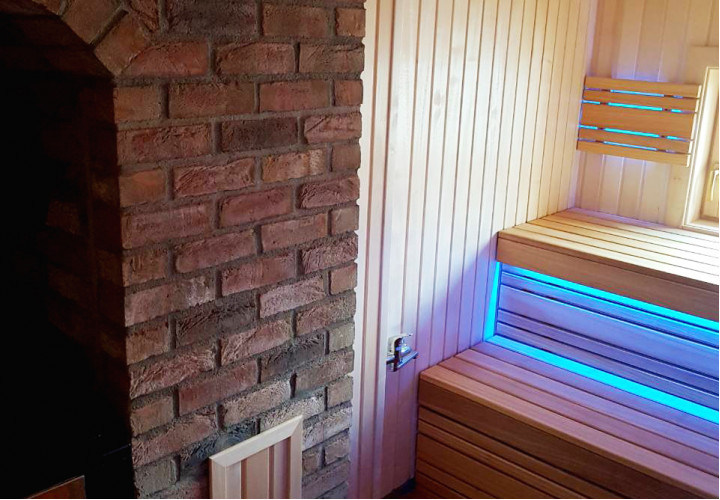 Sauna con riscaldatore ad accumulo di calore e finestra