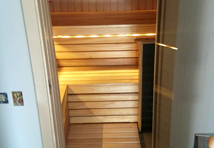 Sauna con sistema di aromaterapia e dosaggio dell'acqua