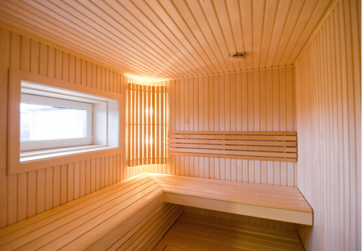 Sauna minimalista in legno di tiglio.