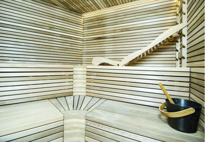 Sauna con panca ergonomica e legno di cedro