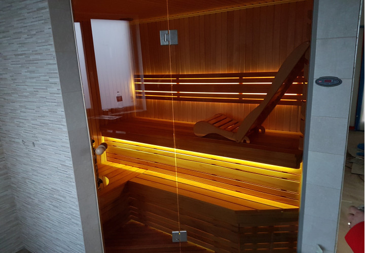 Sauna con panca ergonomica e legno di abachi