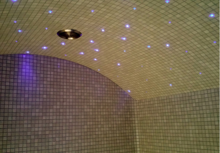 Bagno turco con lettini angolari ergonomici