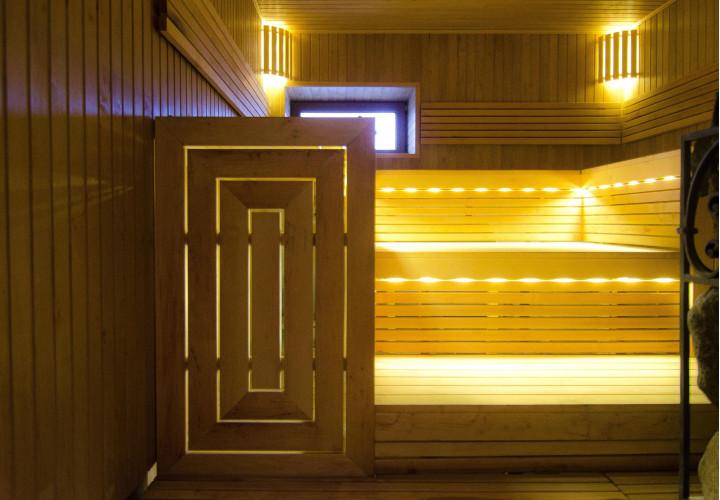 Sauna con panche a tre livelli in legno di ontano