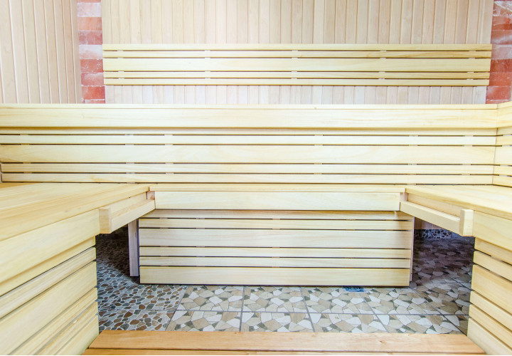Sauna con parete di sale himalayano e panca scorrevole