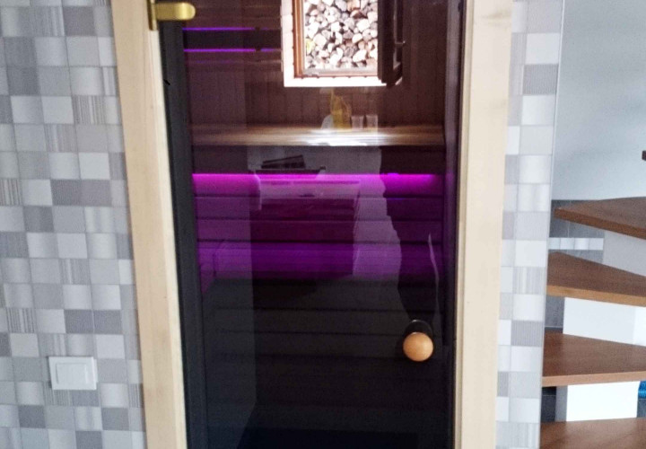 Sauna con interni a contrasto e riscaldatore ad accumulo di calore