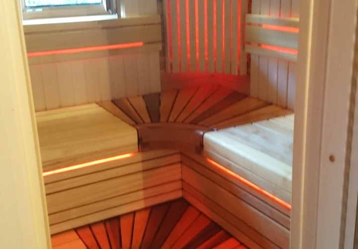 Sauna con riscaldatore a circuito chiuso e finestra