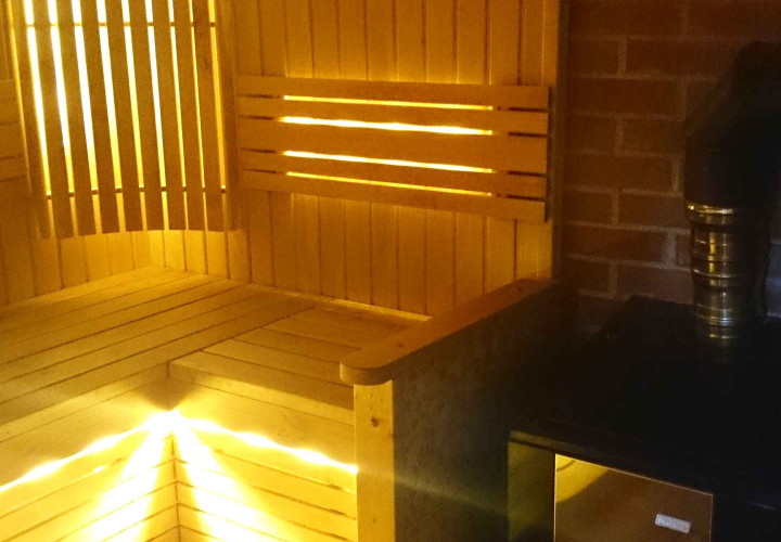 Sauna con riscaldatore chiuso per vapore delicato