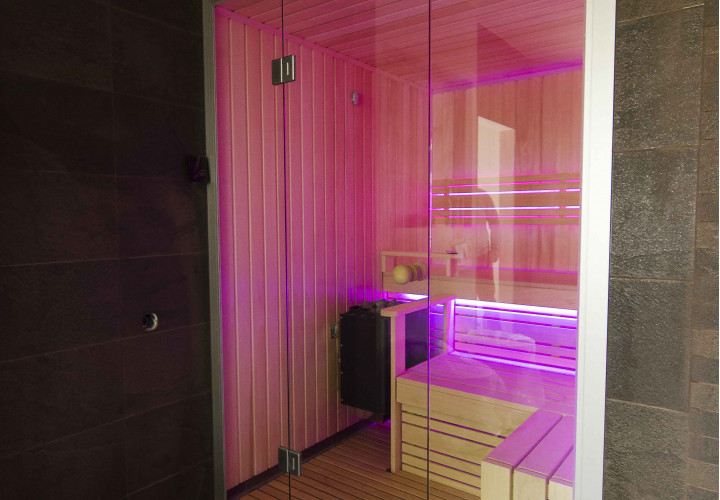 Sauna con illuminazione a LED colorata e sistema audio