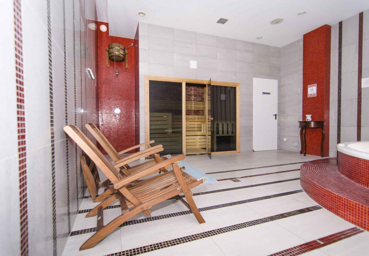 Ristrutturazione della sauna con sale himalayano presso il centro sportivo e benessere OAZIS