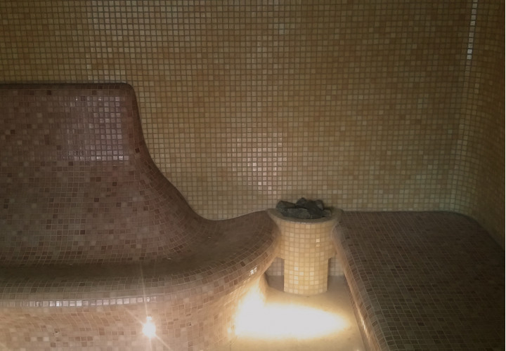 Bagno turco con posti a sedere e panche per il relax
