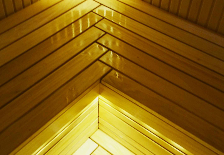 Sauna con legno di abachi