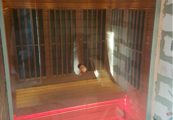 Sauna a infrarossi con frontale in vetro e illuminazione a LED