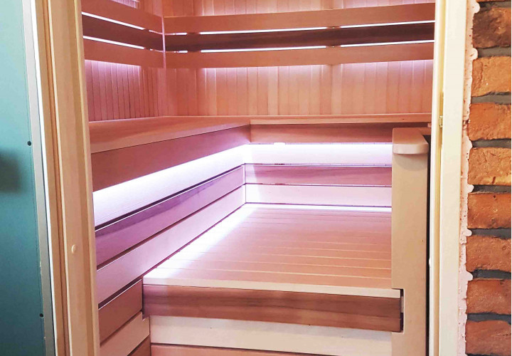 Sauna con stufa a legna e focolare esterno