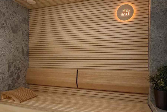 Sauna con finiture in legno e pietra - Saune