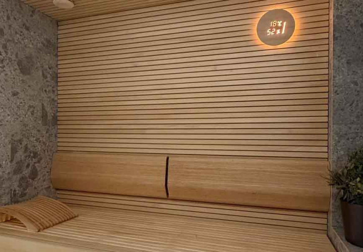 Sauna con finiture in legno e pietra