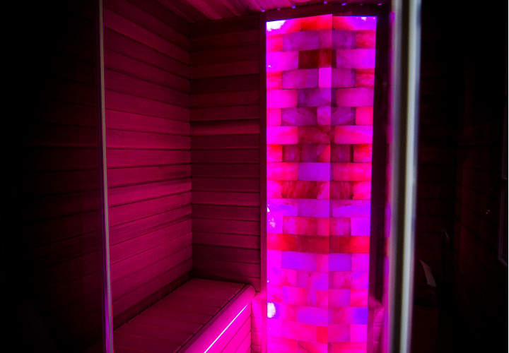 Sauna a infrarossi con parete di sale dell'Himalaya