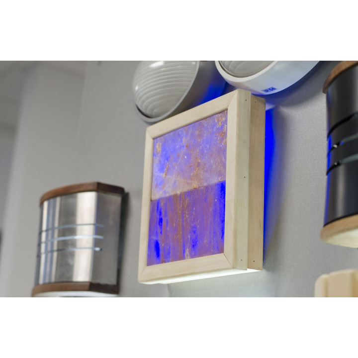 Lampada a LED RGB con sale himalayano, in legno di tiglio.