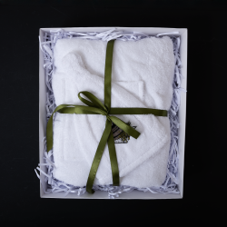 Set regalo per Lei - BIANCO, 75x140 cm, in una scatola regalo. Grembiule e cappello per sauna  Set regalo per Lei - BIANCO, 75x140 cm, in una scatola regalo. Grembiule e cappello per sauna