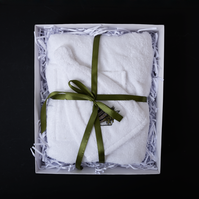 Set regalo per Lei - BIANCO, 75x140 cm, in una scatola regalo. Grembiule e cappello per sauna