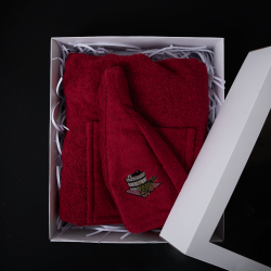 Set regalo in scatola. Grembiule e cappello per la sauna. ROSSO  Set regalo in scatola. Grembiule e cappello per la sauna. ROSSO