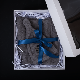 Set regalo per Lui - GRIGIO, 55x150 cm, in una scatola regalo. Grembiule e cappello per sauna  Set regalo per Lui - GRIGIO, 55x150 cm, in una scatola regalo. Grembiule e cappello per sauna