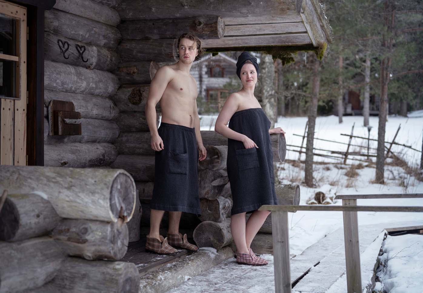 Uomo e donna che indossano indumenti da sauna