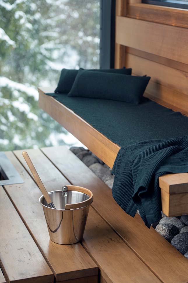 Panche per sauna con asciugamani e cuscini