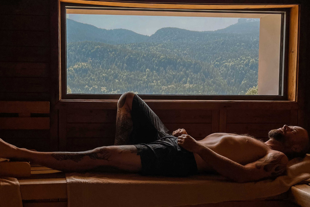 Un uomo si riposa mentre è sdraiato in una sauna