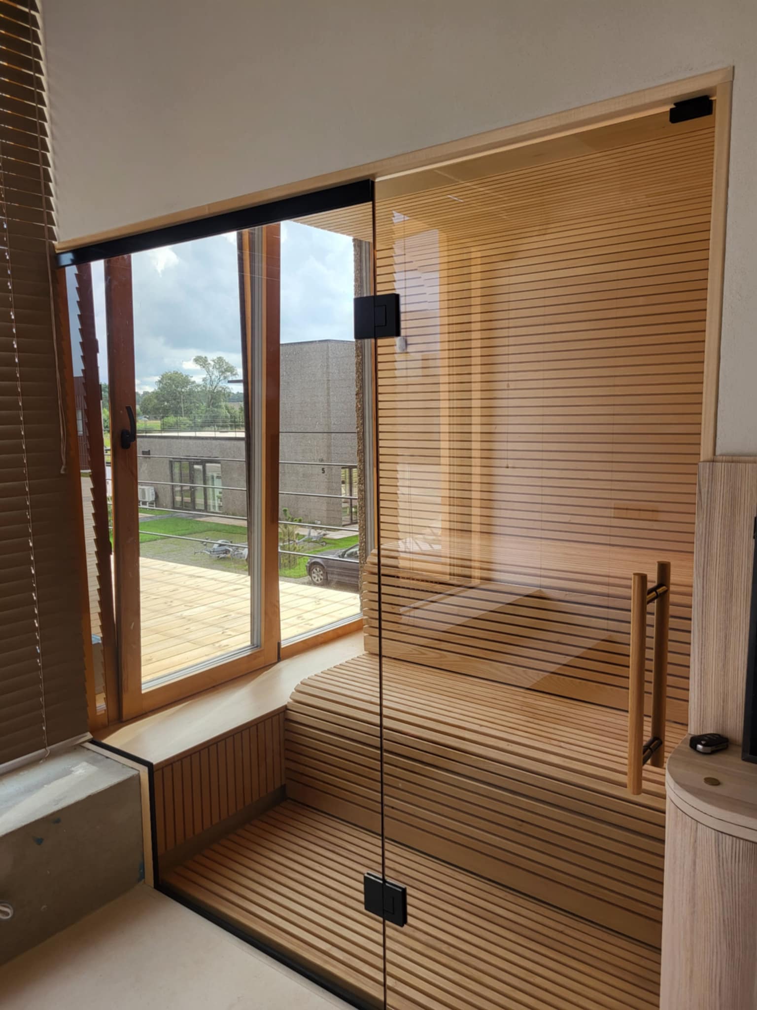Finestra e parete in vetro nella sauna