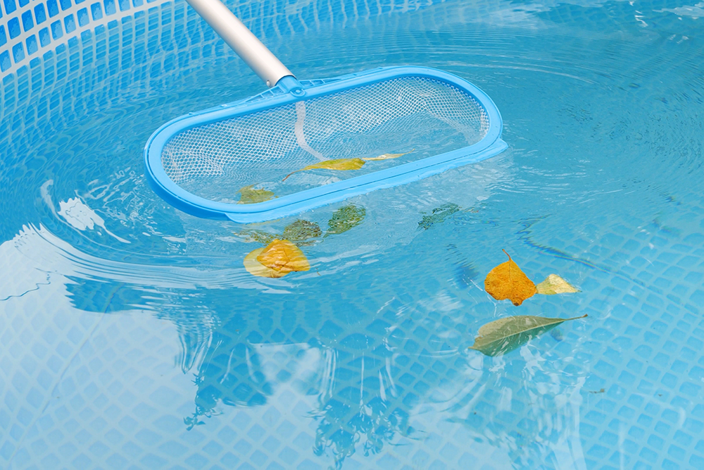 acqua della piscina nuvolosa