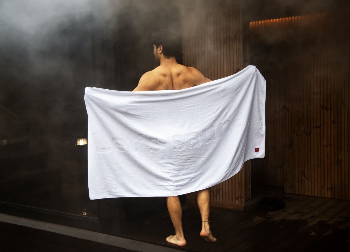 Uomo con un asciugamano da sauna