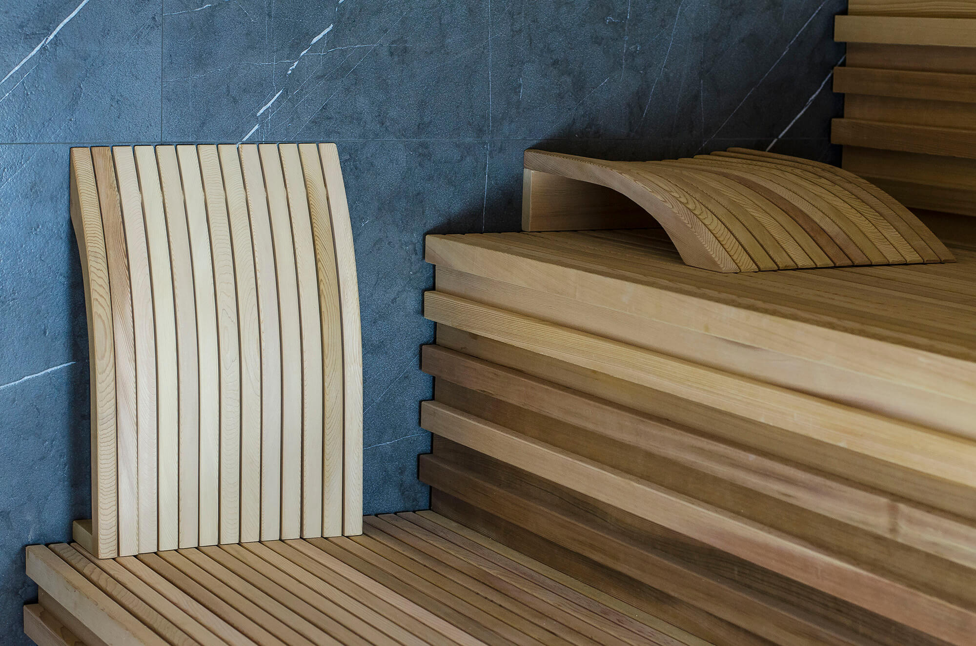 schienale e poggiatesta della sauna in uso