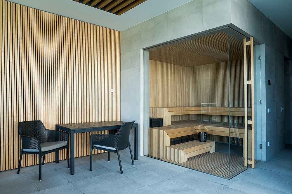 Sauna con parete in vetro