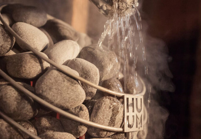 È possibile versare acqua su una stufa elettrica per sauna? Uso corretto ed errori comuni