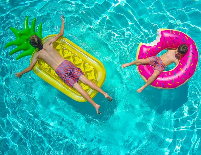 Mantenere pulita l'acqua delle piscine per bambini: salute e sicurezza senza cloro