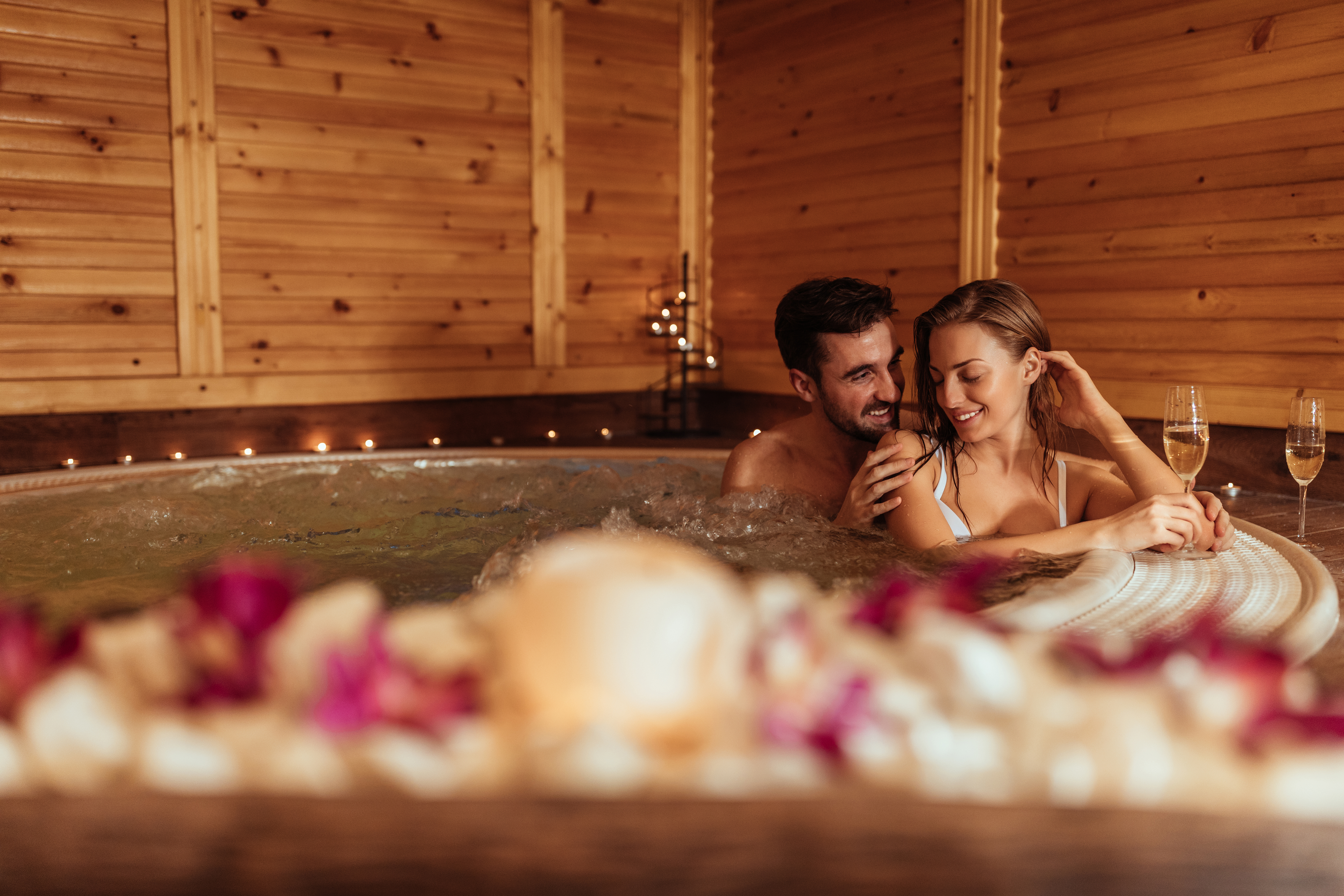 Atmosfera romantica da spa con acqua calda e idromassaggio per San Valentino
