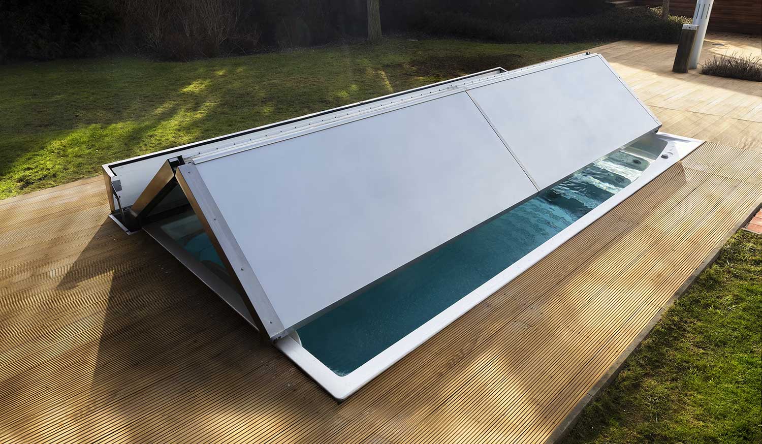 Piscina idromassaggio da esterno certificata USSPA con copertura segmentata parzialmente aperta.