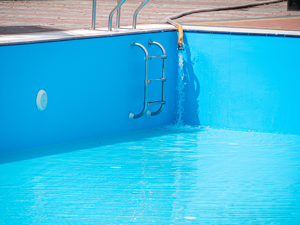 riempimento della piscina all'aperto con acqua