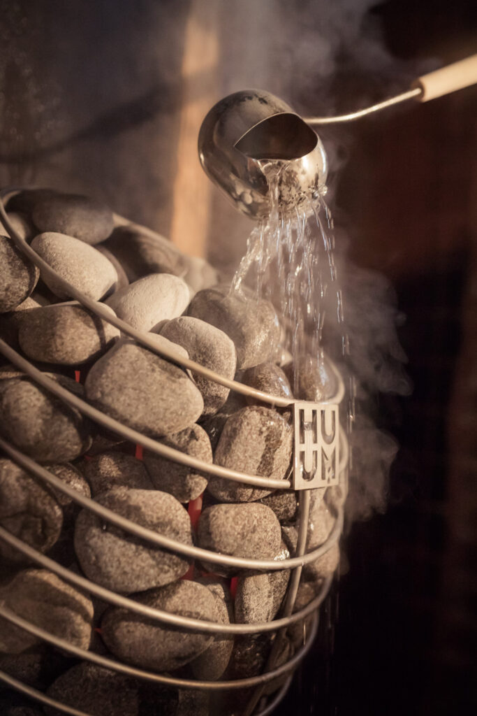 come versare correttamente l'acqua sulle pietre della stufa elettrica per sauna